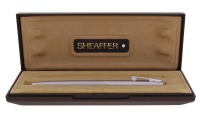 Lote 105 - SHEAFFER, ESFEROGRÁFICA - Corpo em metal prateado. Dim: 13 cm. Nota: com caixa