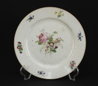 Lote 191 - PRATO EM PORCELANA DA CHINA - Reinado Qianlong (1736-1795). Decoração floral policromada. Dim: 23 cm. Nota: apresenta cabelo no fundo e ligeira falha no bordo