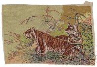 Lote 9 - TAPEÇARIAS DA MADEIRA - Tapeçaria em petit point bordada à mão a fio de lã policromada, representando "Paisagem com Tigres". Etiqueta com pvp de € 72,50. Dim: mancha 42x64 cm. Nota: sem uso, sem moldura, com etiqueta de origem