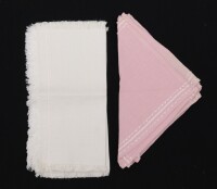 Lote 71 - GUARDANAPOS DE LINHO E ALGODÃO COM BORDADOS - Conjunto de 9 guardanapos em tecido branco e cor de rosa bordado a branco, modelos e tamanhos diferentes. Dim: 40x40 cm (maior). Nota: sem uso