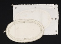 Lote 140 - NAPERONS DE LINHO COM BORDADO DA MADEIRA - Conjunto de 4 naperons em tecido branco e bege bordado à mão com desenho floral. Com selos de garantia de autenticidade. Dim: 19x28 cm (maior). Nota: sem uso, com etiquetas de origem