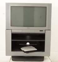 Lote 4 - SONY, TELEVISÃO - Modelo Trinitron KV-28FX60E. Ecran a cores com 66 cm. Em móvel original. Nota: não testada, sem comando remoto. Móvel com algumas falhas