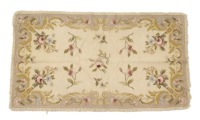 Lote 9 - TAPETE DE ARRAIOLOS - Em fio de lã com decoração floral policromada em campo bege. Dim: 150x80 cm