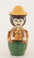 Lote 18 - JOSÉ CARTAXO, JARRO EM BARRO ALENTEJANO - Jarro em forma de figura típica em barro artesanal, olaria José Cartaxo, S.P. do Corval, com decoração policromada, marcado base. Dim: 30 cm