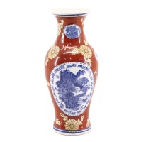 Lote 27 - JARRA EM PORCELANA CHINESA - Decoração floral em fundo castanho com paisagens a azul em reservas, marcada na base. Dim: 25 cm. Nota: sinais de uso