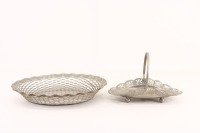 Lote 83 - CESTOS EM METAL - Conjunto de 2 cestos de formato oval em metal prateado, modelos e decorações diferentes. Dim: 5x30x24 cm (maior). Nota: sinais de uso