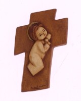 Lote 103 - REBELO CARDOSO (1925-2001), MENINO NA CRUZ - Placa de suspensão em gesso com Imagem do Menino na Cruz, assinada, decoração em tom ocre. Dim: 13x8 cm. Nota: nascido na Covilhã em 1925, o escultor José Rebelo Cardoso cedo mostrou vocação para a a