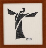 Lote 111 - BORDADO A PONTO CRUZ - Quadro decorativo com bordado a ponto cruz a negro sobre tecido branco, motivo "Figurativo", com 23x21 cm (moldura com 27x25 cm)