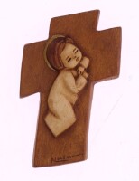 Lote 120 - REBELO CARDOSO (1925-2001), MENINO NA CRUZ - Placa de suspensão em gesso com Imagem do Menino na Cruz, assinada, decoração em tom ocre. Dim: 13x8 cm. Nota: nascido na Covilhã em 1925, o escultor José Rebelo Cardoso cedo mostrou vocação para a a