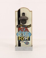 Lote 123 - TIRA CÁPSULAS DE PAREDE - Suporte de madeira com tira cápsulas de metal com reservatório, Natives, decoração "Pizza Bière Foot". Dim: 30x12x4 cm. Nota: sem uso