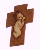 Lote 137 - REBELO CARDOSO (1925-2001), MENINO NA CRUZ - Placa de suspensão em gesso com Imagem do Menino na Cruz, assinada, decoração em tom ocre. Dim: 13x8 cm. Nota: nascido na Covilhã em 1925, o escultor José Rebelo Cardoso cedo mostrou vocação para a a