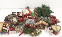 Lote 194 - GRANDE CONJUNTO DE NATAL - Composto por árvore de natal artificial de cor verde, com iluminações e mais de 300 peças decorativas natalícias, como presépio com figuras, bolas, coroas, grinaldas, pinhas, pai natal, botas de natal, entre outras pe