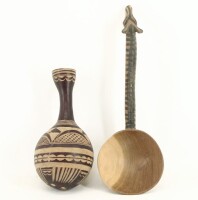 Lote 226 - ARTE TRIBAL AFRICANA - Conjunto de 2 peças decorativas em madeira entalhada, decoração relevada, sendo garrafa bojuda, e colher com cabo em formato de pescoço e face de Zebra. Dim: 19 e 30 cm respectivamente