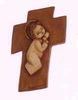 Lote 326 - REBELO CARDOSO (1925-2001), MENINO NA CRUZ - Placa de suspensão em gesso com Imagem do Menino na Cruz, assinada, decoração em tom ocre. Dim: 13x8 cm. Nota: nascido na Covilhã em 1925, o escultor José Rebelo Cardoso cedo mostrou vocação para a a