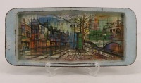 Lote 345 - BANDEJA EM FOLHA DE METAL - Decoração policromada com vista de rua. Dim: 14x31 cm. Nota: sinais de uso e alguma oxidação