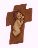 Lote 394 - REBELO CARDOSO (1925-2001), MENINO NA CRUZ - Placa de suspensão em gesso com Imagem do Menino na Cruz, assinada, decoração em tom ocre. Dim: 13x8 cm. Nota: nascido na Covilhã em 1925, o escultor José Rebelo Cardoso cedo mostrou vocação para a a