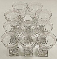 Lote 33 - ONZE COPOS DE CRISTAL "GUSTAVIANOS" DE 1900 - conjunto onze copos para vinho de cristal moldados artesanalmente e lapidados à mão, com base quadrangular, de manufactura sueca, ditos "Gustavianos", dos quais sete copos mais pequenos e quatro mai