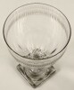 Lote 33 - ONZE COPOS DE CRISTAL "GUSTAVIANOS" DE 1900 - conjunto onze copos para vinho de cristal moldados artesanalmente e lapidados à mão, com base quadrangular, de manufactura sueca, ditos "Gustavianos", dos quais sete copos mais pequenos e quatro mai - 3