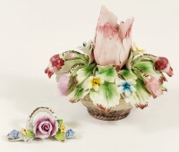 Lote 62 - CAPODIMONTE ARRANJO DE FLORES EM PORCELANA BISCUIT - pintado em policromia e marcado na base, junto com arranjo mais pequeno. Mínimas faltas e defeitos. Altura: 10,8 cm