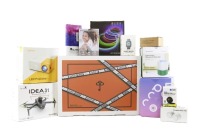 Lote 377 - Suprise BOX- caixa surpressa cheia de artigos de devolução e produtos não reclamados, com um valor de mercado suprior a 250 euros. O conteúdo varia de caixa para caixa e pode incluir uma combinação de gadgets e eletrónica de alta qualidade, tai