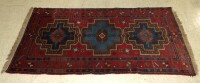 Lote 8 - TAPETE VINTAGE RUSSO/AZERBAIJÃO (3.04M2) - Lã pura feito à mão. Duplo selo antigo. Decoração com padrões e ornamentos tipicamente russos que fazem lembrar o "Czarismo". Tapete idêntico com PVP de 3.249 €. Dim. 232x131cm. Pequenos defeitos. Tapete