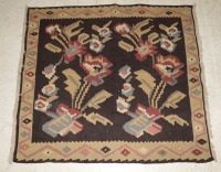 Lote 22 - TAPETE KILIM KARABAKH DA RÚSSIA (1.98M2) - Lã pura feito à mão. Design floral e geométrico em tons policromados. Selo em chumbo. Dim.148x134cm. Nota: Como Novo. Tapete durável e resistente.