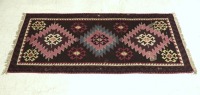 Lote 30 - TAPETE KILIM ANTIGO (3.97M2) - Em lã pura feito á mão. Decoração geométrica com cores policromadas (cores vivas e vibrantes). Dim. 299x133cm. Nota: Sinais do tempo, pontuais desgastes. Tapete submetido a processo de limpeza profissional e aspira