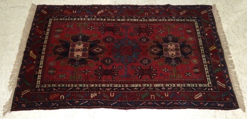 Lote 32 - TAPETE PERSA QASHQAI (2.86M2) - Tapete antigo em lã pura feito à mão. Selo antigo em chumbo. Padrão geométrico e policromado. Dim. 217x132cm. Pequenos defeitos. Nota: Tapete Qashqai semelhante está á venda por 810.43 €. Tapete submetido a proces