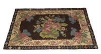 Lote 45 - TAPETE KILIM KARABAKH DA RÚSSIA (3.78M2) - Lã pura feito à mão. Design floral e geométrico policromado. Selo antigo. Dim. 252x150cm. Kilim semelhante com PVP de 2,157.25 €. Nota: Excelente estado. Tapete durável e resistente. Consultar valor ind