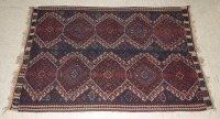 Lote 51 - TAPETE KILIM KARAPINAR (3.07M2) - Tapete vintage (1950s)em lã pura feito á mão. Decoração geométrica profusa com pormenores em seda. Tons policromados. Dim.213x144cm. Bem conservado. Nota: Kilim Karapinar com padrão geométrico semelhante está à 