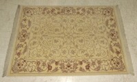 Lote 76 - TAPETE OUSHAK DA TURQUIA (2.12M2) - Em pura lã feito á mão. Design floral elegante em tons claros e com cor de marfim de fundo. PVP marcado de 550 €. Dim. 165X128cm.nota: Excelente estado.