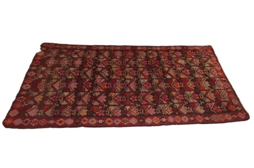 Lote 90 - TAPETE KILIM KARABAHK DA RÚSSIA (5.90M2) - Kilim antigo (Séc. XIX) em lã pura feito á mão. Tapete policromado de cores vivas e vibrantes decorado com padrão geométrica estilizado e profuso. Selo antigo. Dim. 321x184cm. Nota: Sinais do tempo, fa