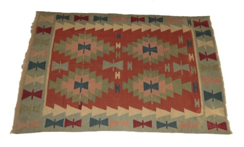 Lote 96 - TAPETE KILIM KARABAKH ANTIGO (4.05M2) - Em lã pura feito á mão. Duplo selo de antiguidade (um dos quais em chapa). Decoração geométrica e policromada. Dim. 168x241cm. Nota: Sinais do tempo, pequenas falhas e defeitos nas franjas. Tapete submetid