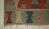 Lote 96 - TAPETE KILIM KARABAKH ANTIGO (4.05M2) - Em lã pura feito á mão. Duplo selo de antiguidade (um dos quais em chapa). Decoração geométrica e policromada. Dim. 168x241cm. Nota: Sinais do tempo, pequenas falhas e defeitos nas franjas. Tapete submetid - 3