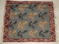 Lote 108 - TAPETE KILIM KARABAKH DA RÚSSIA (1.75M2) - Lã pura feito à mão. PVP de 980€. Design geométrico em tons policromados. Selo em chumbo. Dim. 143x122cm. Nota: Bem conservado. Tapete durável e resistente.