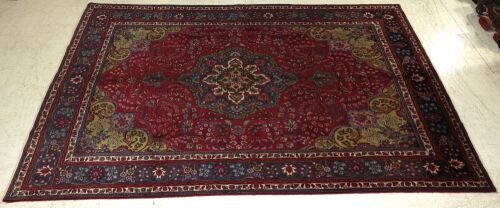 Lote 9 - GRANDE TAPETE PERSA TABRIZ (8.68M2) - Meticulosamente feito à mão usando veludo de lã em uma base de algodão. Tapete de área com design floral minucioso e curvilíneo com cores elegantes de verde, azul e vermelho de fundo. Medalhão central de cari