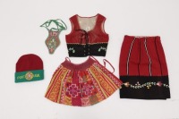 Lote 8 - TRAJE MINHOTO DE MENINA - Conjunto de 4 peças tradicionais, composto por saia, avental, colete e algibeira em lã bordada. Junta-se um gorro de malha com as cores e inscrição Portugal. Tamanho 4/6 Anos. Nota: sinais de uso