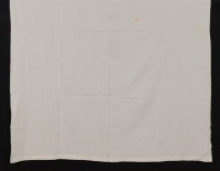 Lote 54 - TOALHA DE MESA - Em tecido branco com decoração lavrada. Dim: 180x140 cm (aprox.). Nota: sinais de uso