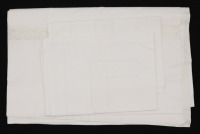 Lote 55 - LENÇOL E ALMOFADAS COM RENDAS DE BILROS - Conjunto de lençol e par de almofadas em tecido branco com entremeios de rendas de bilros. Dim: 270x210 cm e 45x65 cm. Nota: sem uso