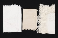 Lote 58 - NAPERONS DE LINHO COM BORDADOS E RENDAS - Conjunto de 3 naperons em tecido branco e bege com bordados e rendas de crochet, modelos e tamanhos diferentes. Dim: 46x60 cm (maior). Nota: sinais de uso