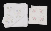 Lote 68 - GUARDANAPOS DE LINHO COM BORDADO DA MADEIRA - Conjunto de 18 guardanapos em tecido branco bordado à mão com desenho floral. Com selos de garantia. Dim: 42x42 cm (maior). Nota: sem uso