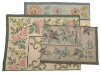 Lote 71 - TAPETES DE ARRAIOLOS, AMOSTRAS - Conjunto de 3 amostras de tapetes bordados a fio de lã policromada em fundo bege com desenho floral. Dim: 117x87 cm, 108x89 cm e 88x60 cm. Nota: sem uso, sinais de armazenamento