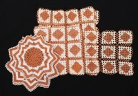 Lote 193 - NAPERONS EM RENDA DE CROCHET - Conjuntos de 12 naperons em renda de crochet feita à mão em linha branca e laranja, modelos diferentes. Dim: 46x46 cm (maior). Nota: sinais de uso