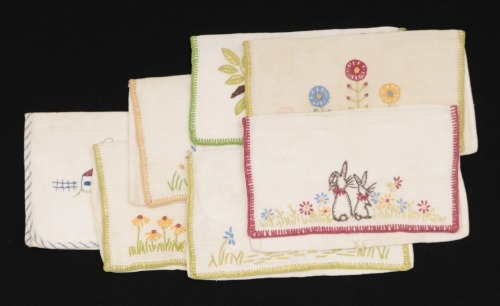 Lote 247 - SACOS DE MERENDA/GUARDANAPOS COM BORDADOS - Conjunto de 7 sacos, alguns em tecido de linho, bordados à mão com motivos diversos. Dim: 12x22 cm (aprox.). Nota: sinais de uso