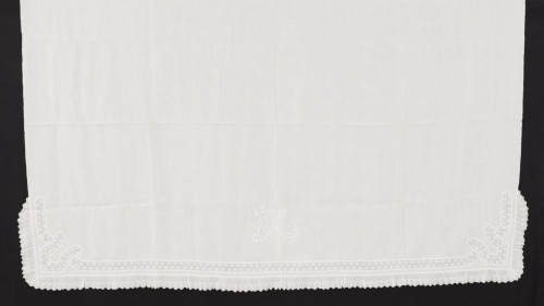 Lote 261 - LENÇOL DE LINHO COM BORDADOS - Lençol em tecido branco com monograma bordado e entremeios de bordado inglês, com folho. Dim: 240x200 cm. Nota: sem uso