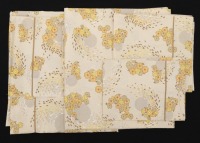 Lote 269 - CONJUNTO DE CAMA - Conjunto de par de lençóis e par de almofadas em tecido estampado de padrão floral castanho, amarelo e bege. Dim: 270x200 cm e 47x67 cm. Nota: sem uso