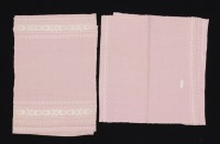 Lote 299 - INDIVIDUAIS E GUARDANAPOS DE LINHO - Conjunto de 3 individuais e 3 guardanapos em tecido de linho cor de rosa com bordado branco. Dim: 32x46 cm e 40x44 cm. Nota: sem uso, sinais de armazenamento