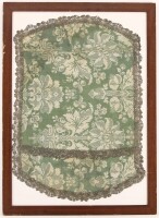 Lote 50 - NAPERON - Quadro decorativo com naperon em tecido verde e bege com desenho vegetalista, remate em renda de fio prateado. Dim: mancha 58x40 cm. Dim: moldura 66x48 cm