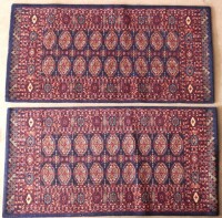 Lote 67 - TAPETES DE QUARTO - Par de tapetes em fio de lã com decoração geométrica em bordeaux, azul e bege. Dim: 60x120 cm. Nota: sinais de uso