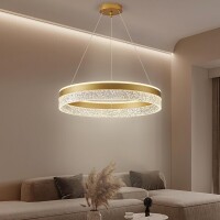 Lote 109 - Candeeiro pendente LED regulável KSIBNW - 36W, design dourado moderno, regulável em altura, 50 cm de diâmetro, fabricado em acrílico e metal, ideal para salas de estar, mesas de jantar ou quartos. O artigo provém de uma encomenda não entregue a